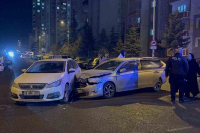 İki otomobil çarpıştı: 1 yaralı