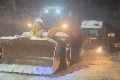 İlçe halkı üşümesin diye doğalgaz tırı iş makineleri ile çekildi