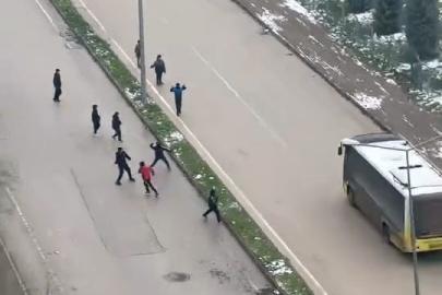 İnegöl’de kar topu gerginliği: Otobüs şoförü çocukları sopayla kovaladı