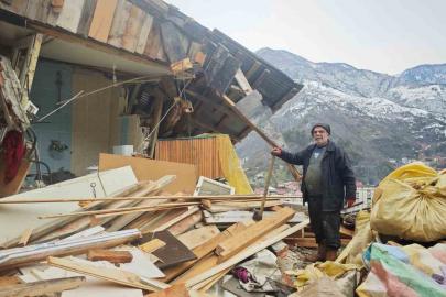 İneklerine ot vermek için geldiği ahırda heyelandan son anda kurtuldu