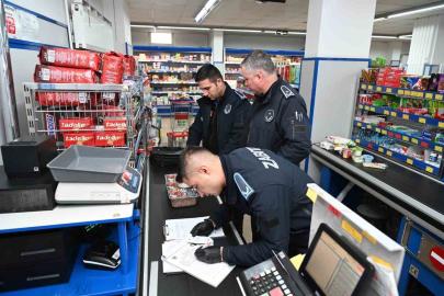 İnönü’de kurallara uymayan zincir marketlere mühür vuruldu