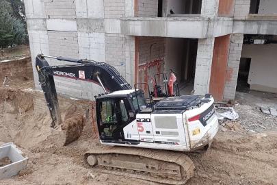 İş makinesi ile duvar arasında sıkışan işçi hayatını kaybetti