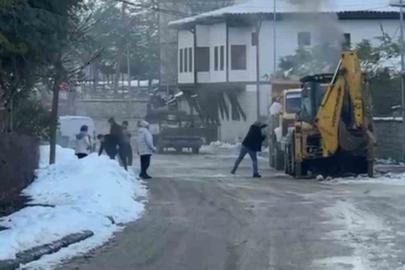 İş makinesinde çıkan yangını karla söndürmeye çalıştılar