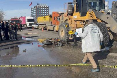 İş makinesinin altında kalan motosikletli hayatını kaybetti