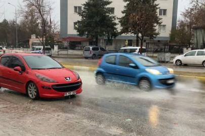 Isparta’da sağanak ve fırtına hayatı olumsuz etkiledi