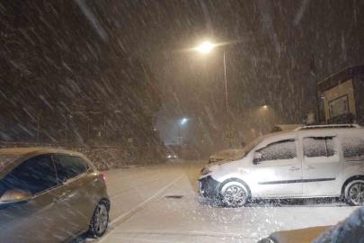 İstanbul yeni yıla karla girdi, yollar beyaza büründü