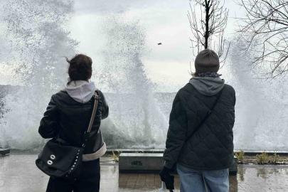 İstanbul’da dev dalgalar oluştu