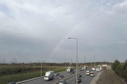 İstanbul’da gökkuşağı trafikte görsel şölen oluşturdu