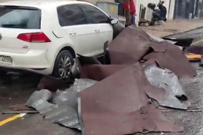 İstanbul’da şiddetli lodos ve yağış etkili oluyor: Çatılar uçtu, araçlar zarar gördü