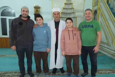 İstanbullu sevimli ikizler Burhaniye’ ye tatile geldi