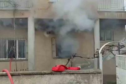 İtfaiyeci gaz sızdıran tüpü eliyle taşıyarak facianın önüne geçti