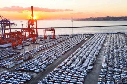 İthal otomobiller Haydarpaşa Limanı’nı doldurdu