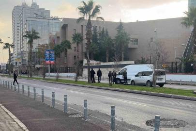 İzmir Adliyesi önünde şüpheli paket paniği