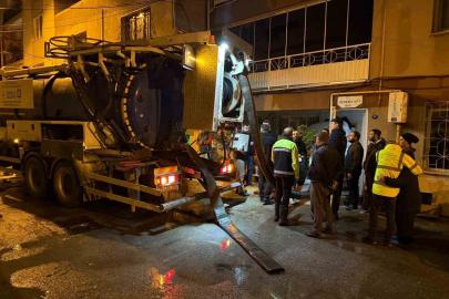 İzmir gece sağanak yağışa teslim oldu, ekipler gece boyunca sahada görev yaptı