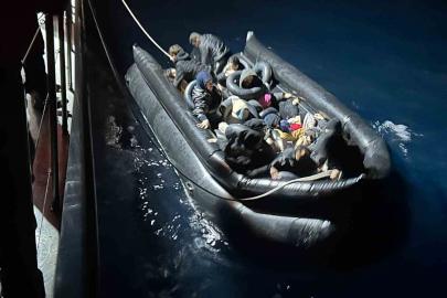 İzmir’de 33 göçmen kurtarıldı, 17 göçmen yakalandı