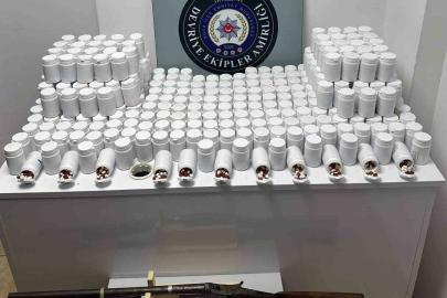 İzmir’de durdurulan araçtan binlerce uyuşturucu hap çıktı