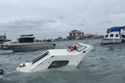İzmir’de fırtına ve dev dalgalar tekneleri batırdı