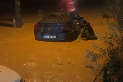 İzmir’de sağanak ve fırtına hayatı felç etti: Sel suları araçları sürükledi