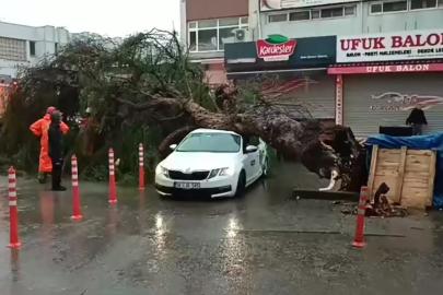 İzmir’de sağanak ve fırtına hayatı felç etti