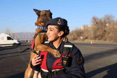 JAKEM’de görev köpekleri zorlu görevlere hazırlanıyor