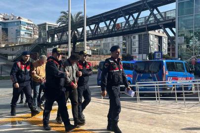 Jandarmayı görünce çaldıkları avokadoları bırakıp kaçtılar