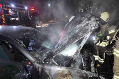 Kadıköy’de apartman otoparkında otomobil alev aldı