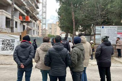 Kadıköy’de maaşlarını alamadıklarını iddia eden inşaat işçileri vinç kulesine çıktı