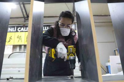 Kadın mobilya ustaları yetişiyor: 12 yıl öğretmenlikten sonra marangoz oldu