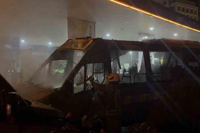Kağıthane’de benzin istasyonunda 2 minibüs alev aldı