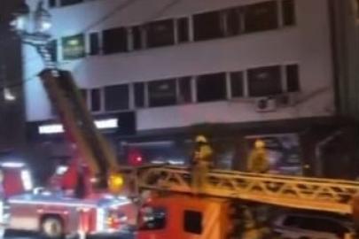 Kağıthane’de binanın çatısı alevlere teslim oldu