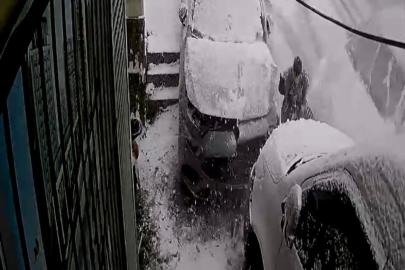 Kağıthane’de inanılmaz kurtuluş kamerada: İki aracın arasında kalmaktan son anda kurtuldu