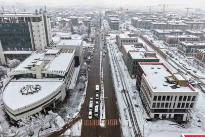 Kahramanmaraş’ta kar sevinci yaşanırken, ekipler de sahada görev yapıyor
