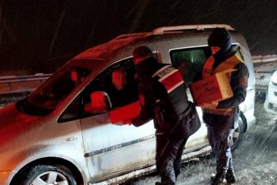 Kahramanmaraş’ta yolda mahsur kalan vatandaşlara jandarmadan yardım