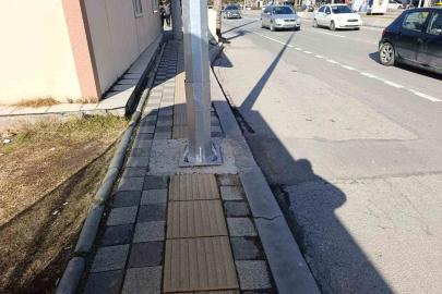 Kaldırımdaki engelli yolu üzerine direk diktiler