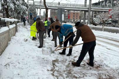 Kaldırımlardaki karlar temizleniyor