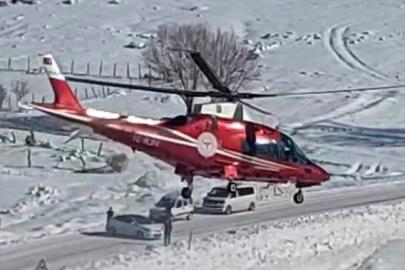 Kalp krizi geçiren vatandaş karlı yola inen ambulans helikopterle hastaneye kaldırıldı