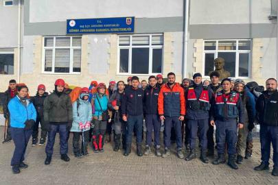 Kamp için çıktıkları dağda mahsur kalan 24 kişiyi AFAD ekipleri kurtardı