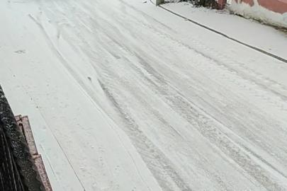 Kamyonet buzlanan yolda kayarak ilerledi