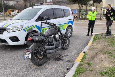 Kamyonet ile çarpışan motosikletteki 2 kişi yaralandı