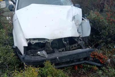 Kamyonet ile çarpışan otomobildeki 3 kişi yaralandı