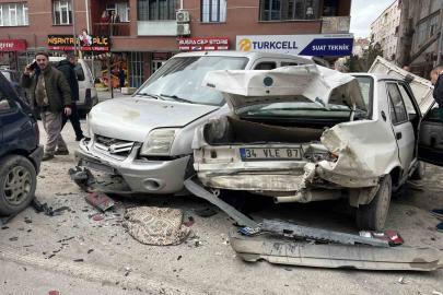 Kamyonet, kırmızı ışıkta bekleyen 7 aracın arasına daldı: 2 yaralı