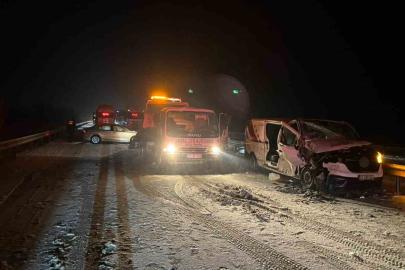 Kamyonet zincirleme kazaya neden oldu... O anlar kamerada