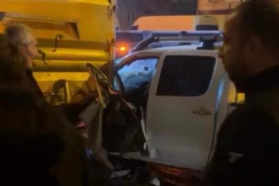 Kamyonete çarpan pikabın sürücüsü sıkıştığı yerden itfaiye ekiplerince çıkartıldı