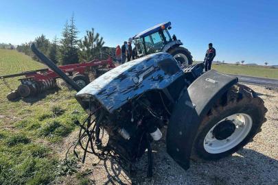Kamyonetle çarpışan traktör ikiye bölündü
