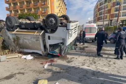 Kamyonun arkadan çarptığı çöp kamyonu devrildi: 1’i ağır 3 işçi yaralandı