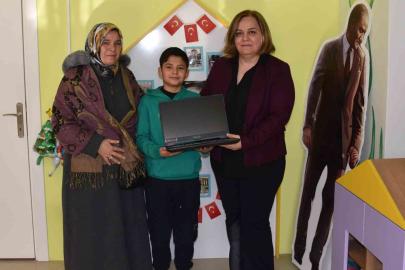 Kanseri yenen küçük çocuğun bilgisayar hayali gerçek oldu