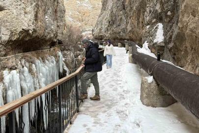Kanyonda oluşan devasa buz sarkıtlarının boyu 5 metreyi aştı