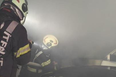 Kapalı otoparkta duran otomobile alevler sarsı