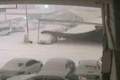 Kar ağırlığına dayanamayan sundurmanın araçların üzerine çöktüğü anlar kamerada