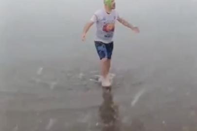 Kar altında denize girip yüzdü attı